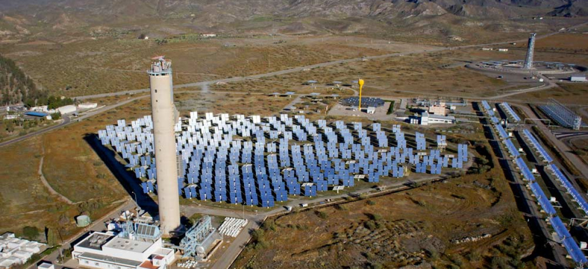 Imagen Visita a una plataforma solar, convivencia, graduación y pirotecnia para festejar Santa Bárbara