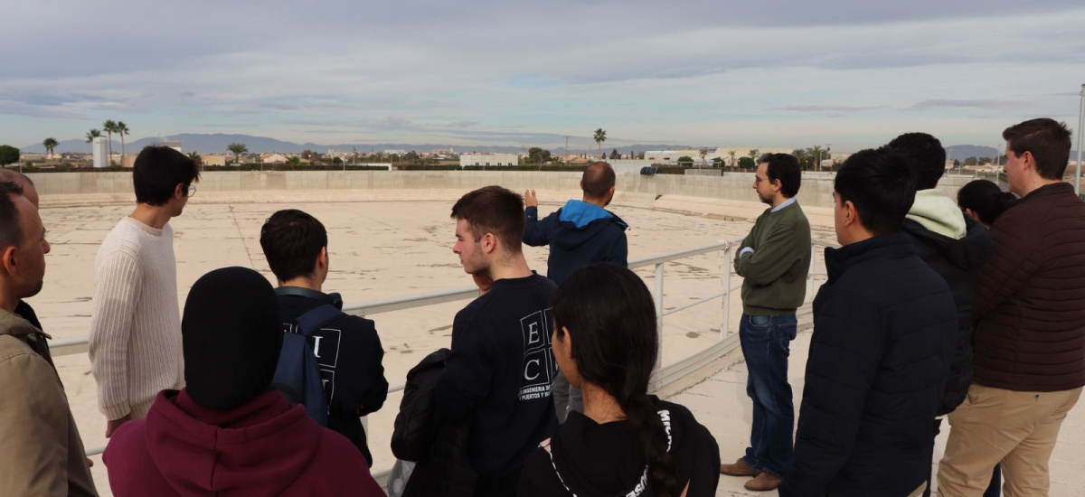Estudiantes de Ingeniería Civil visitan el tanque ambiental de Torre Pacheco