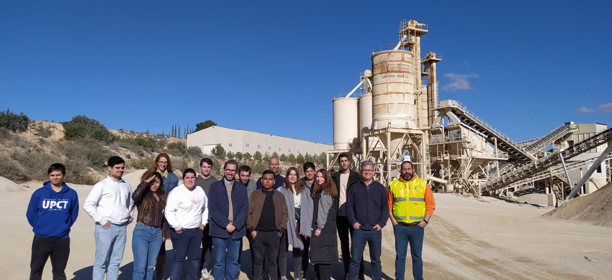 Estudiantes de la EICM conocen las últimas técnicas de reciclado de residuos de demolición y producción de cemento `verde´ en Áridos Barinas y La Cruz
