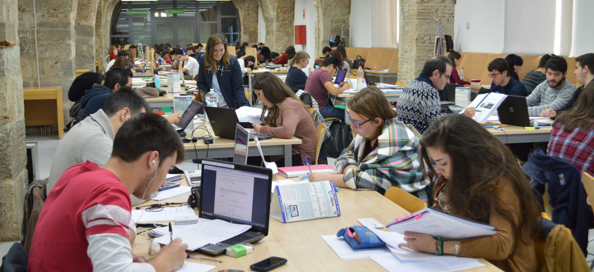 Imagen La sala 2 del CRAI-Biblioteca, en el Cuartel de Antigones, abre las mañanas laborables durante el periodo navideño