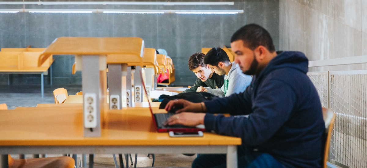 Imagen La Escuela de Ingeniería Industrial y el COIIRM explican a los estudiantes el papel del ingeniero industrial en la gestión de la producción