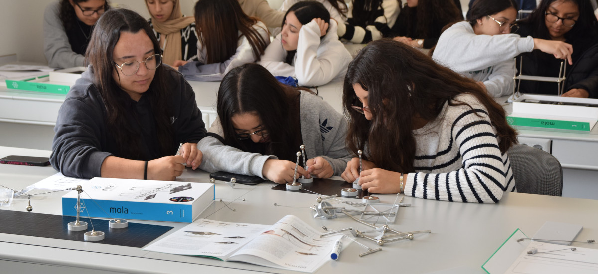 Imagen Los microplásticos, la construcción de estructuras y la dinámica `Torre de papel´ se incluyen en los talleres para las futuras ingenieras