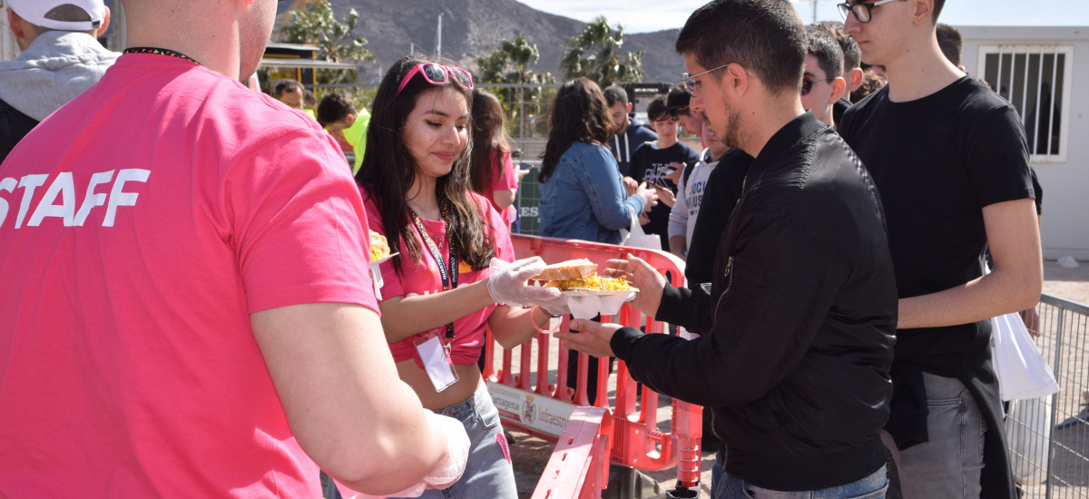 Una paella gigante de pollo campero cierra las fiestas San José 2024