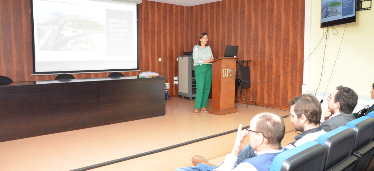 La directora general de Carreteras de la Región conversa con los estudiantes en el ciclo de  charlas con egresados de la EICIM