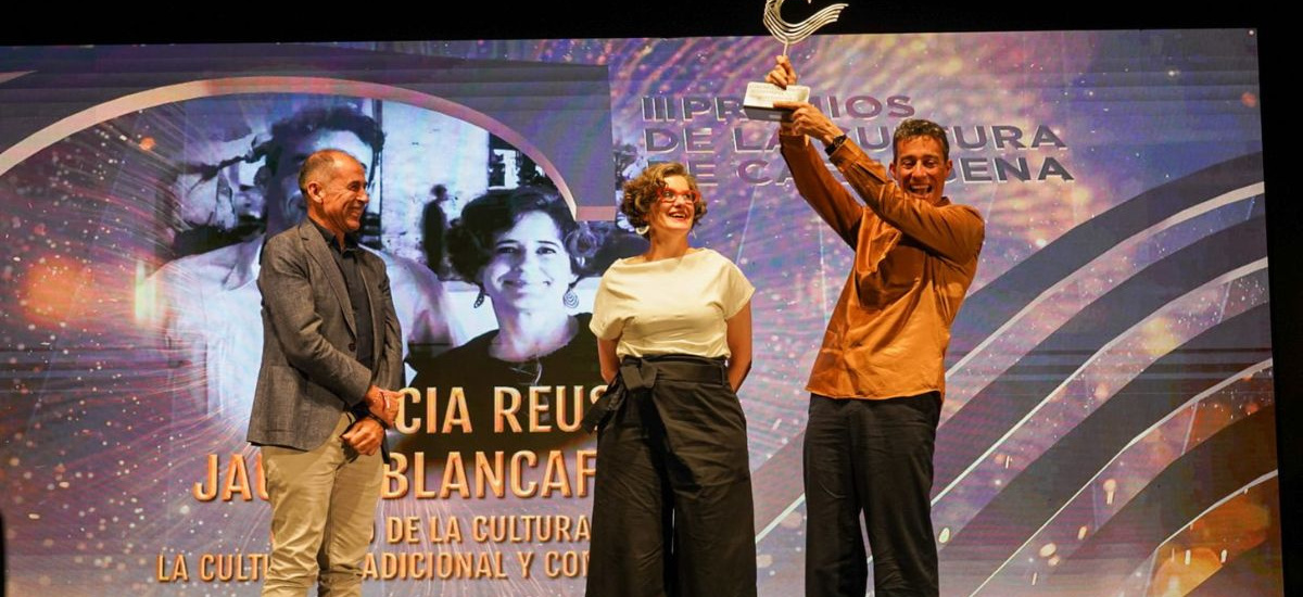 Patricia Reus y Jaume Blancafort recogen el Premio Cultura Tradicional y Comunitaria
