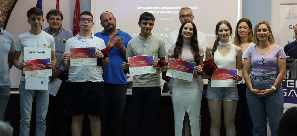 Foto: Los ganadores regionales de las Olimpiadas de Teleco recogen sus diplomas en la UPCT