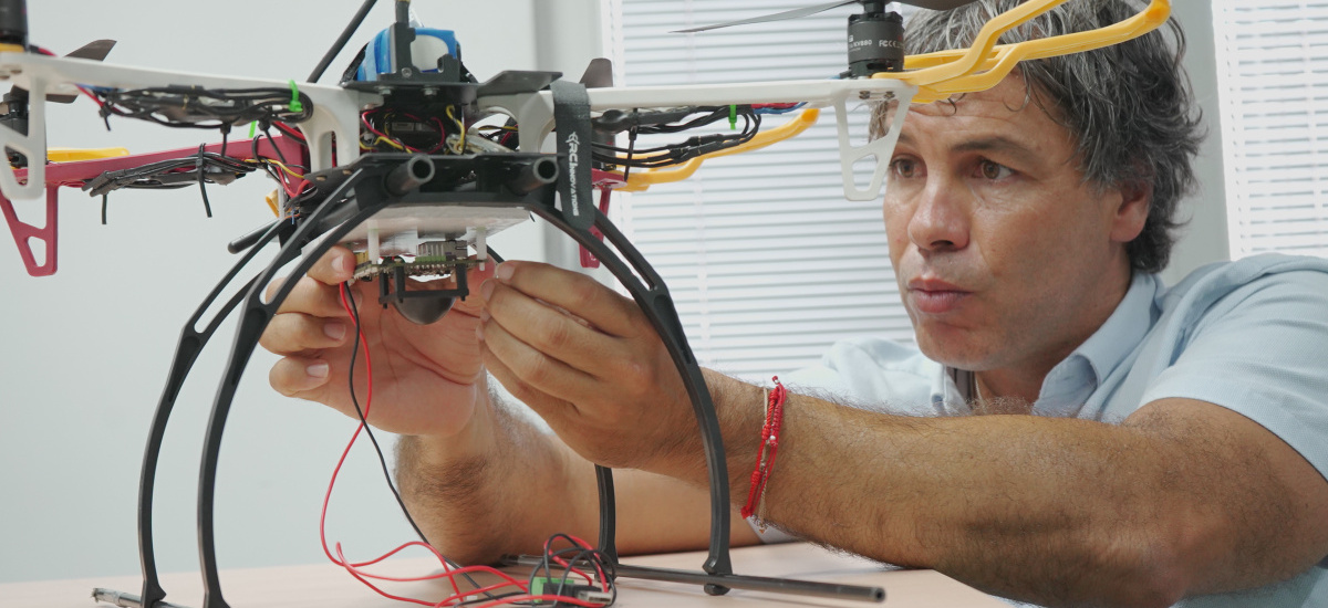 Convocadas cuatro becas de I+D+i para titulados y estudiantes de Telecomunicación, Química Industrial y Energías Renovables