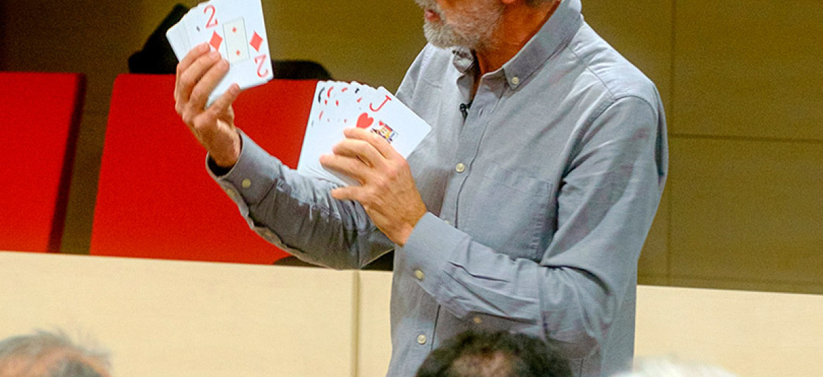 Imagen El mago y matemático Pedro Alegría desvela este miércoles a las 18:00 los números detrás de los trucos de cartas