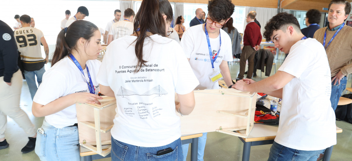 Imagen Estudiantes de trece universidades compiten en la UPCT por construir el mejor puente para la rambla de Benipila