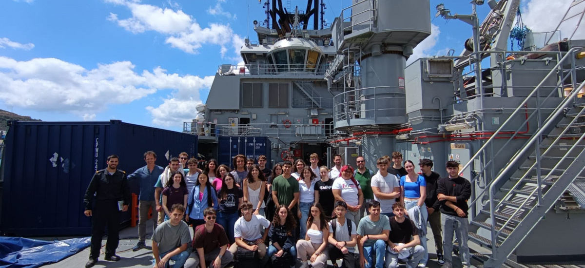Los alumnos de Navales visitan el buque `Cartagena¿ de la Armada Española