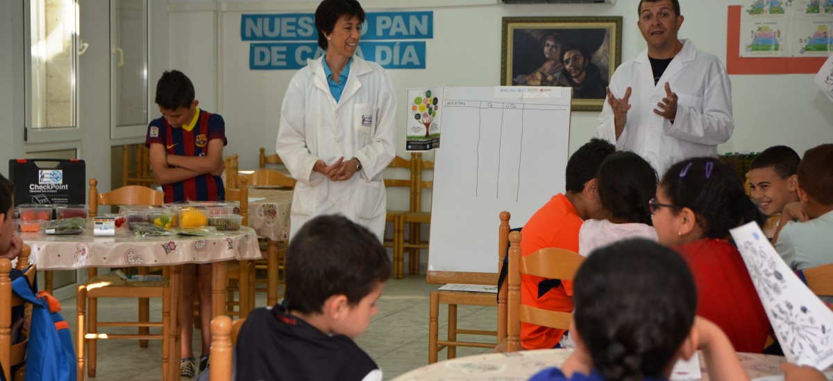 Investigadores agrónomos divulgan con frutas y hortalizas en la Escuelita Cáritas de San Diego