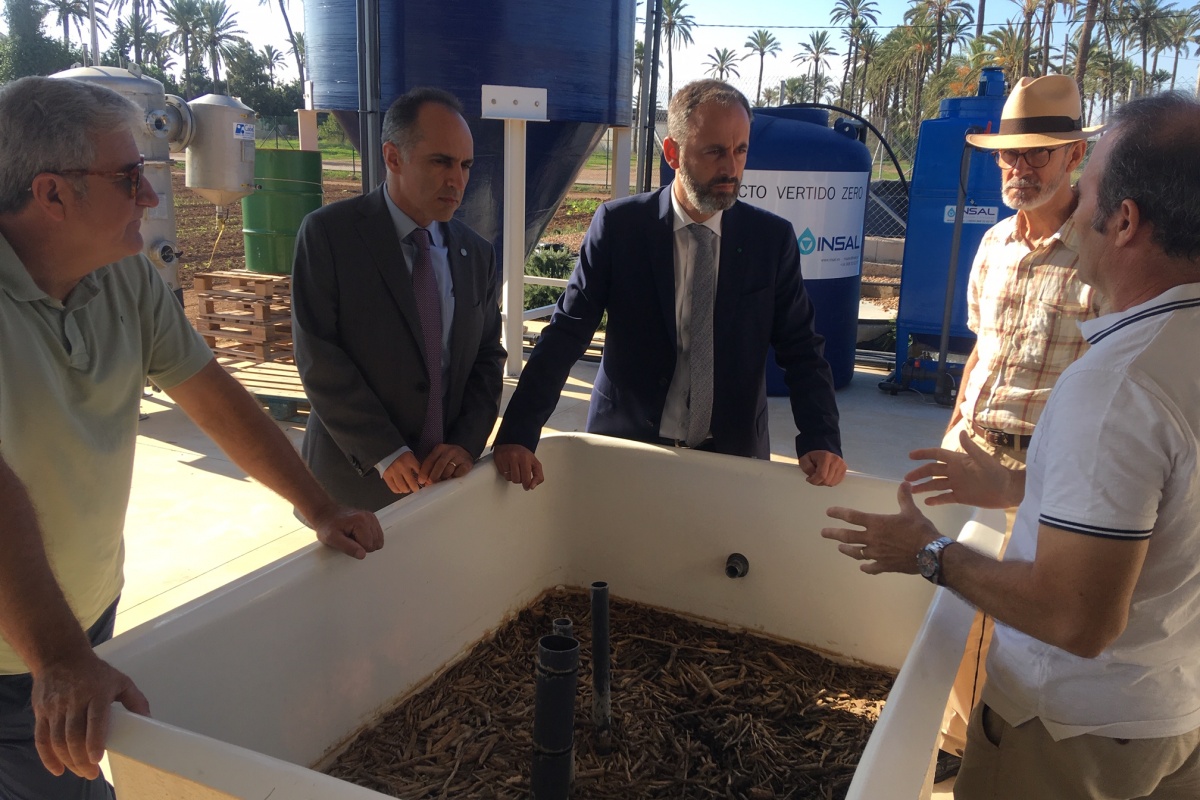 Imagen de archivo de una visita a la instalación experimental de desnitrificación que existe en la Estación Experimental Agroalimentaria Tomás Ferro.
