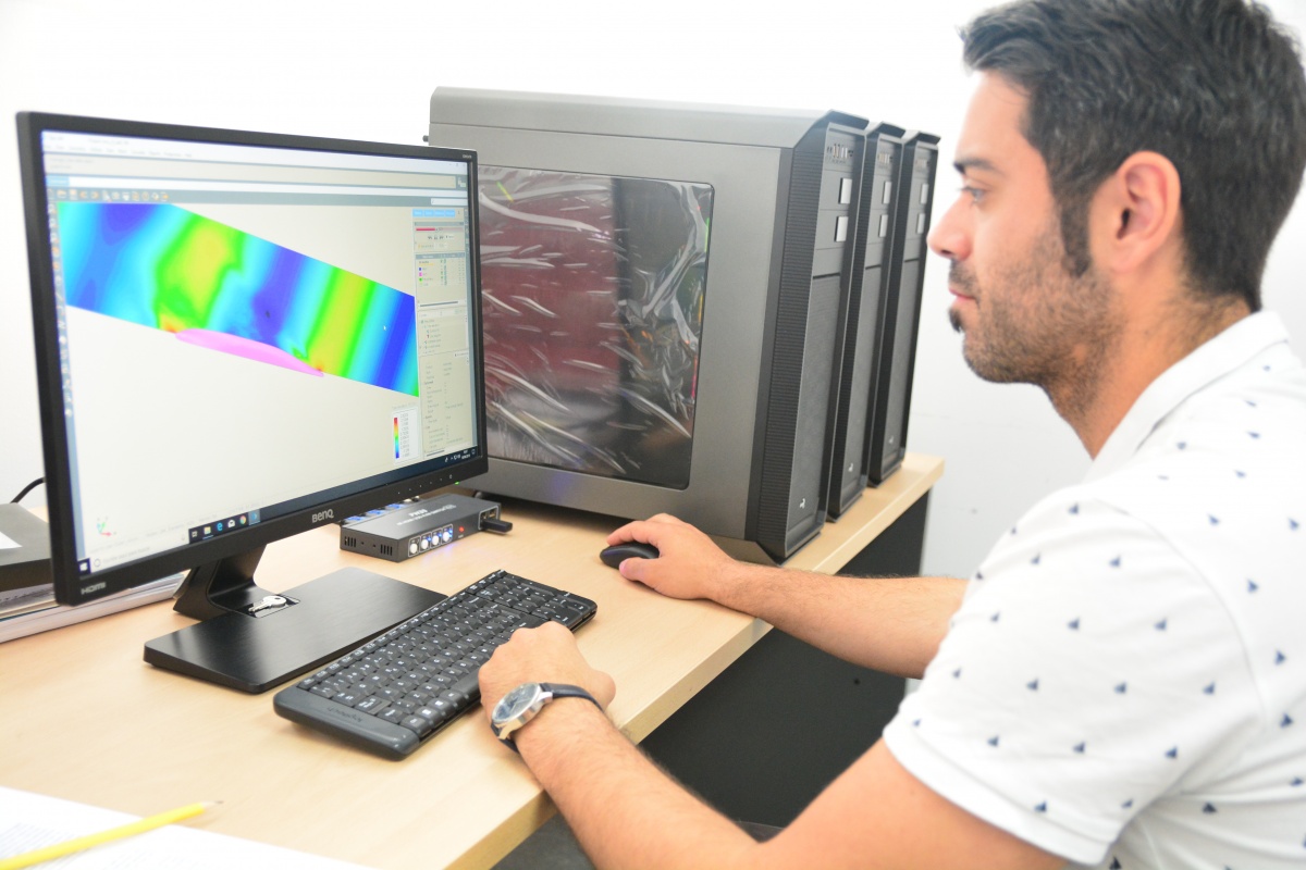 José Enrique Gutierrez observando una simulación, con procesadores de gran potencia, de la navegación de cruceros.