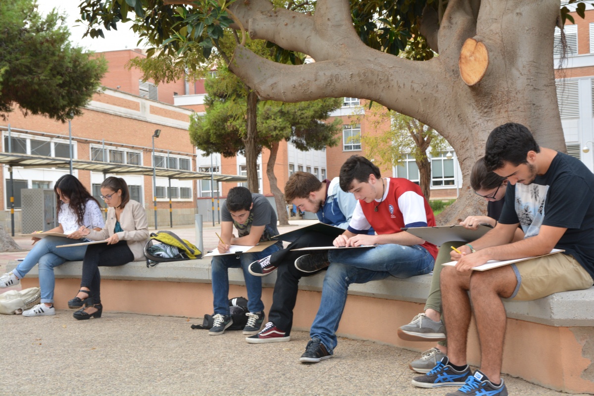 Estudiantes de Arquitectura dibujando en el campus de Alfonso XIII.