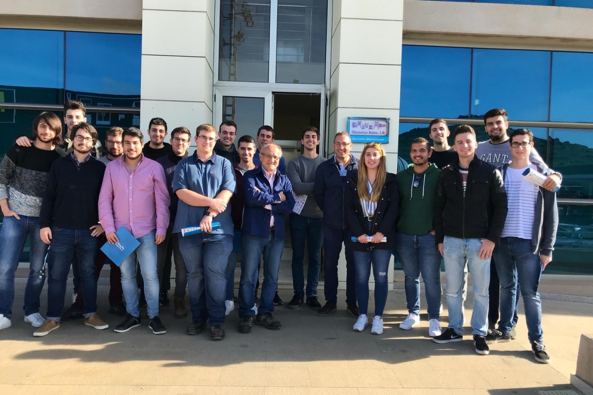 Grupo de estudiantes de visita a la empresa Mecánicas Bolea con el profesor Horacio Sánchez.