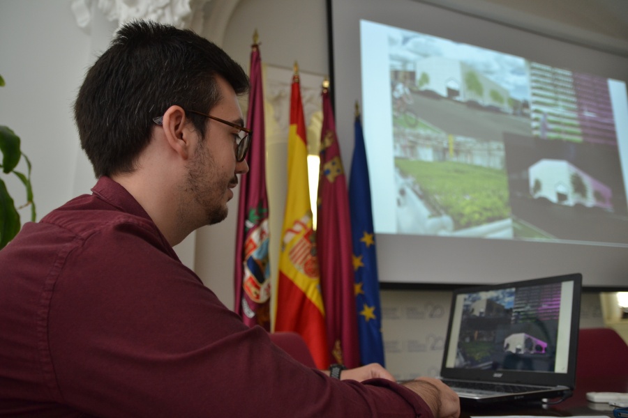 Pablo Murillo mostrando imágenes de su proyecto en el Rectorado de la UPCT.