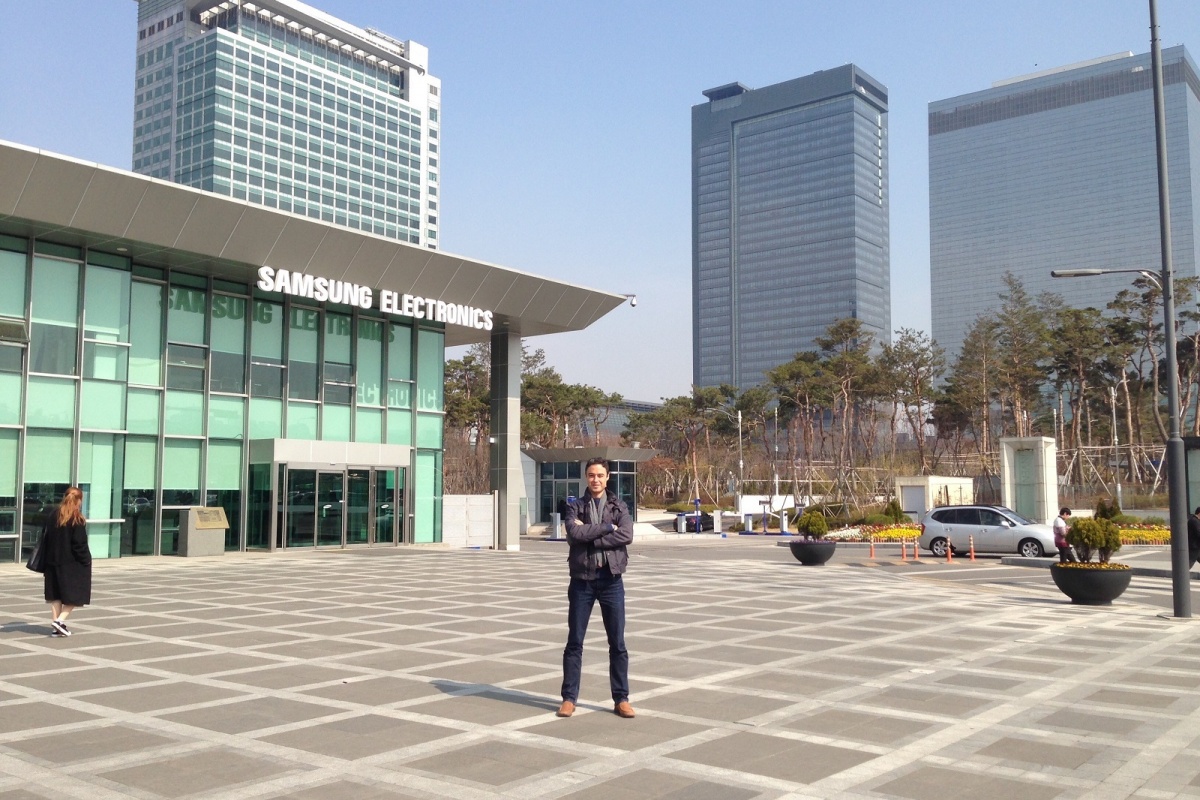 Imagen de un representante de EMITE en Seúl.