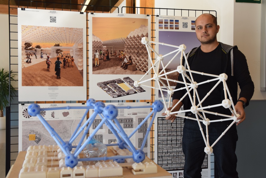 Un estudiante de la UPCT proyecta un campo de refugiados para República  Centroafricana impreso en 3D con botellas de plástico recicladas