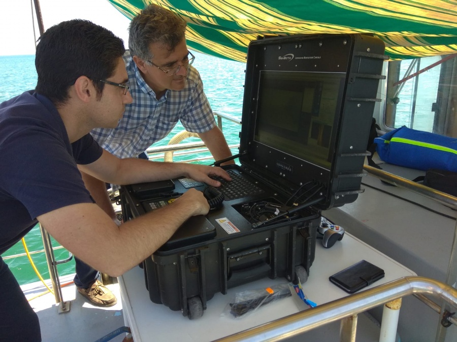 Antonio Guerrero, junto a otro investigador, manejando robots submarinos. 