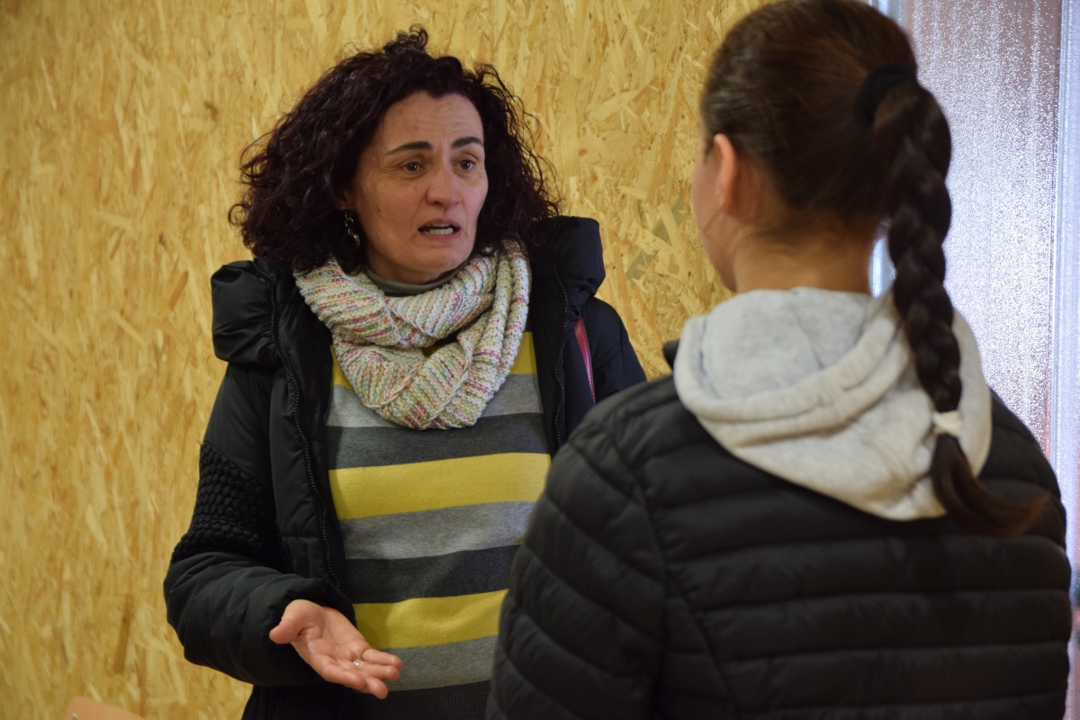 Beatriz Miguel conversando con una alumna durante el proyecto 'Quiero ser ingeniera'.