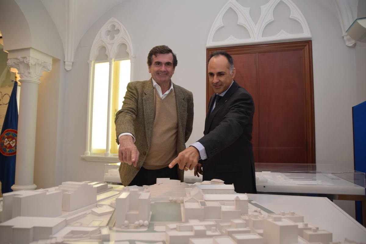 El CEO de Micampus y el rector de la UPCT, señalando en una maqueta el edificio de la futura residencia.