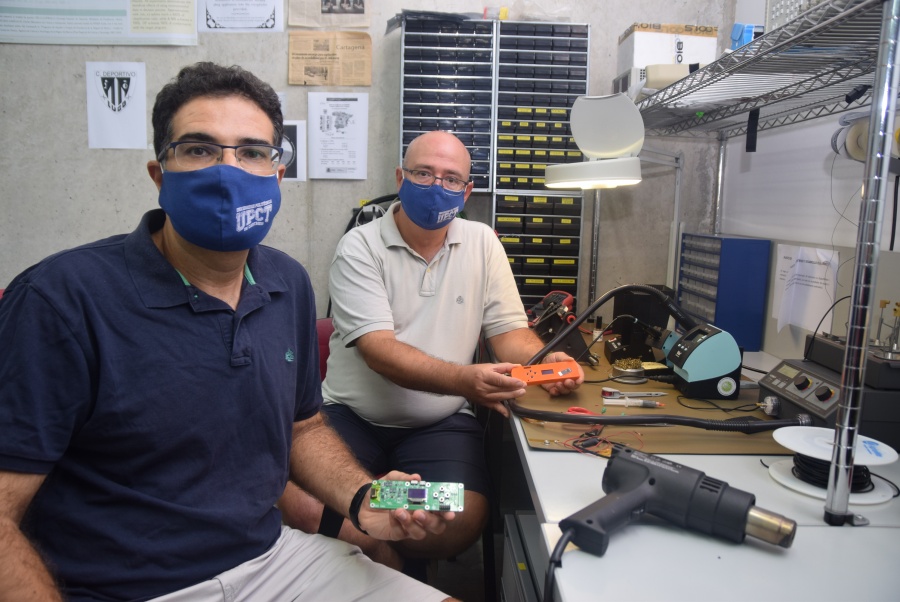 Antonio Javier García y Joan García, mostrando en su laboratorio los componentes del prototipo que desarrollan.