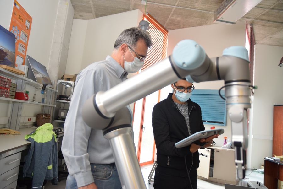 En primer término, el robot colaborativo que la Escuela de Industriales ha adquirido para la docencia del máster en Industria 4.0