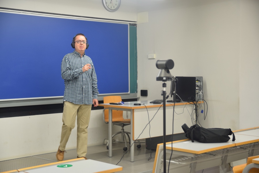 El profesor José Luis Muñoz Lozano, impartiendo una clase telemática desde un aula.