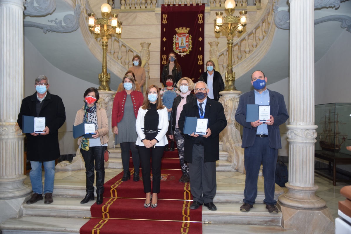 Los representantes de las entidades galardonadas, junto con las autoridades municipales, en el Palacio Consistorial.