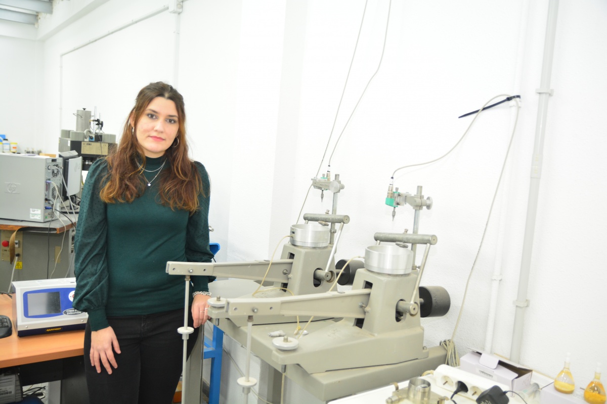 Encarni Martínez en el laboratorio de Geotecnia de la UPCT.