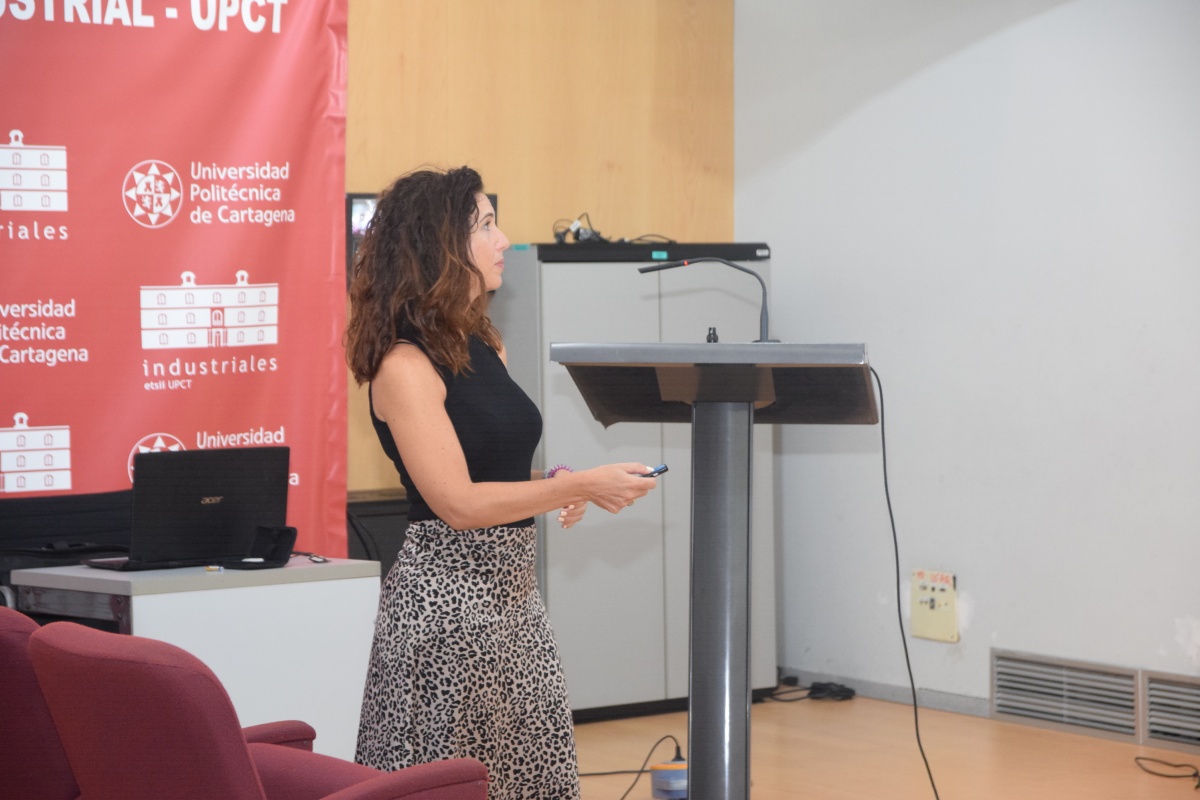 María del Pilar Hidalgo exponiendo la tesis que realizó en Cementos La Cruz, donde ahora es directora de Innovación.