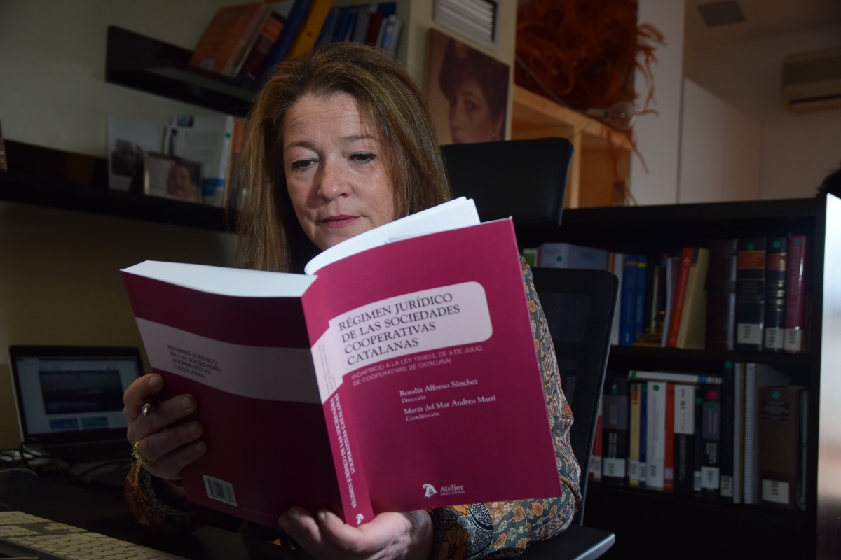 María del Mar Andreu revisando el libro que ha coordinado.