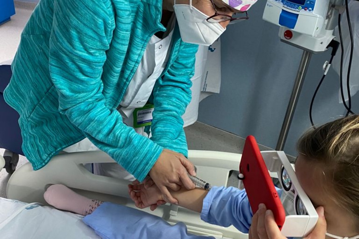 Una joven paciente del Santa Lucía, utilizando las gafas de visión 3D y 360. Foto cedida por el hospital.