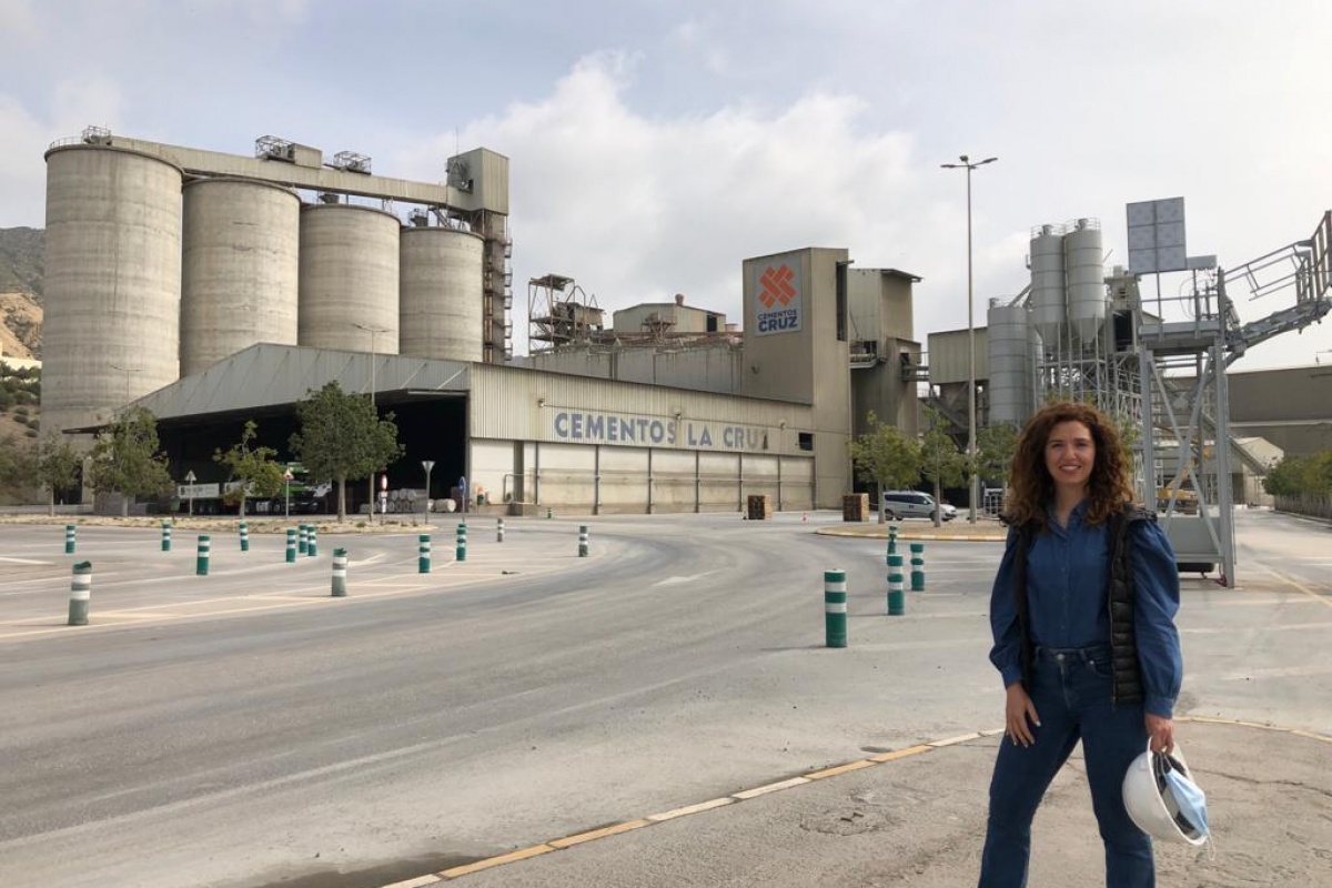 Pilar Hidalgo en la fábrica de Cementos la Cruz.