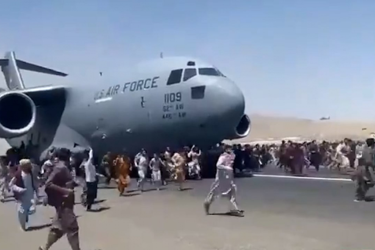 Imagen de un avión del ejército de Estados Unidos abandonando Kabul.