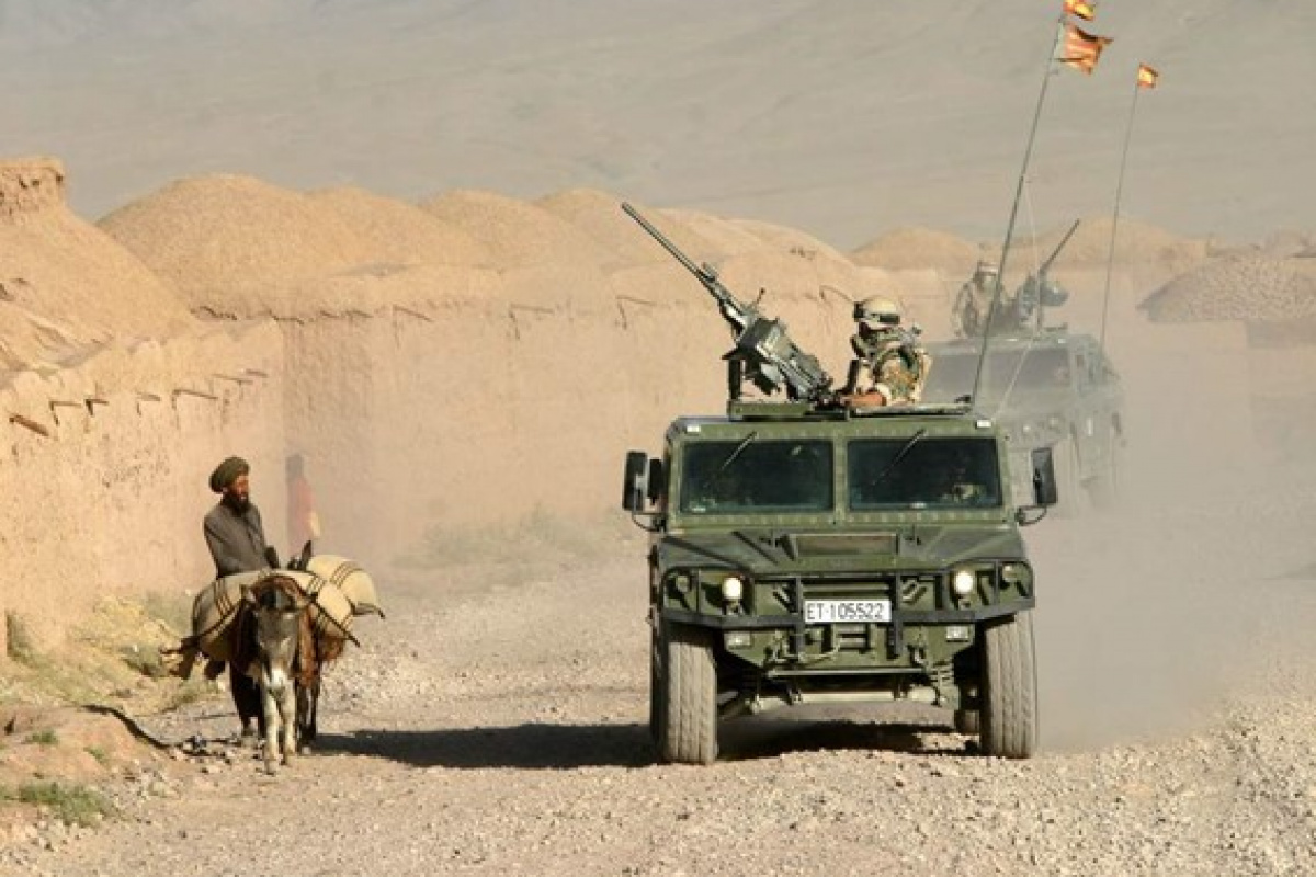 Militares patrullando en Afganistán, antes de la retirada de los ejércitos de la OTAN.