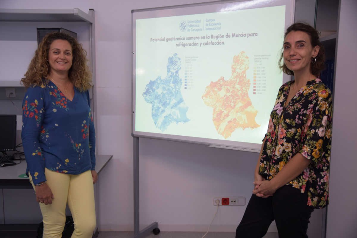 Socorro García y Adela Ramos con imágenes de la capacidad geotérmica de la Región de Murcia.