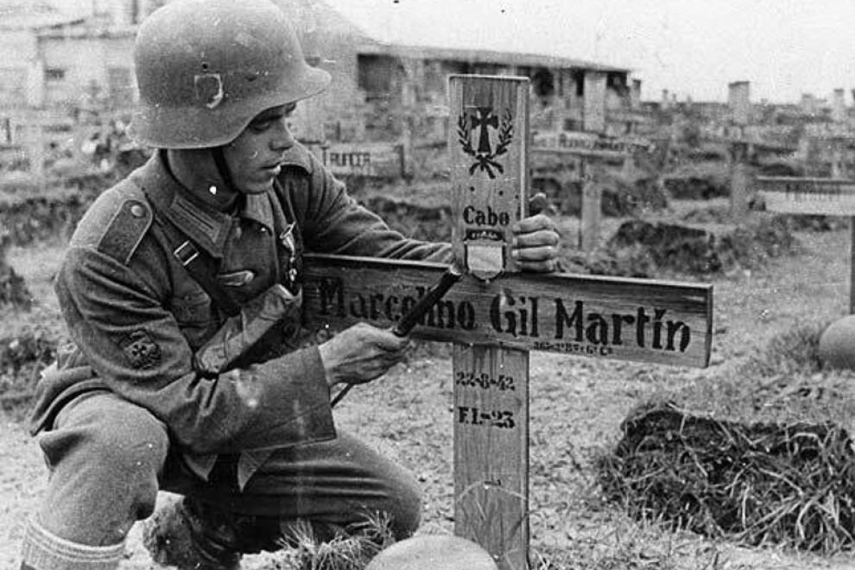 Foto de la colocación de una cruz sobre la tumba de un combatiente español de la División Azul.