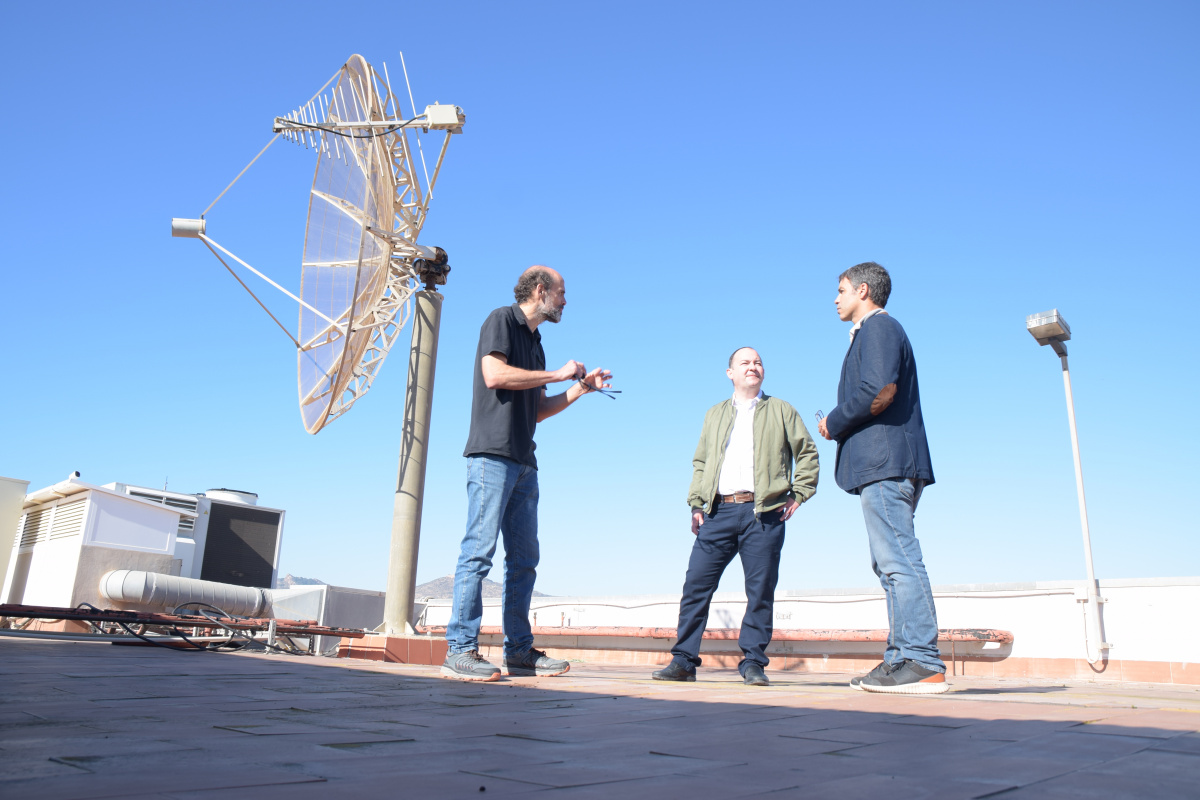 Los investigadores Javier Bussons, Manuel Prieto y José Luis Gómez Tornero junto a la antena parabólica de la UPCT que se va a sumar a la monitorización solar.