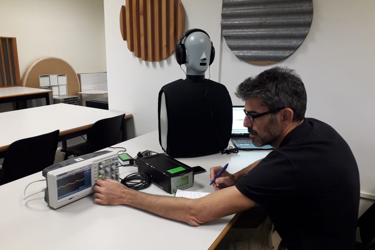 Javier Redondo calibrando unos auriculares utilizando un maniquí acústico.