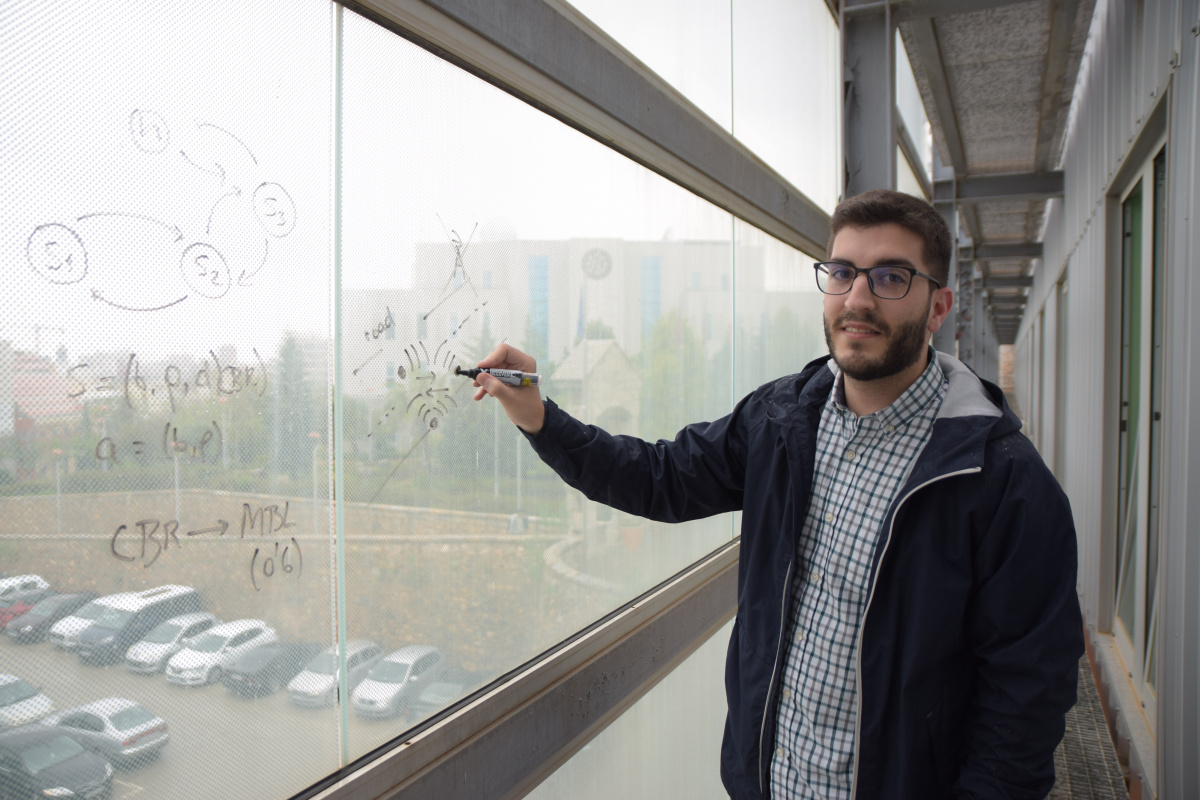 Juan Aznar dibujando un esquema del sistema de comunicación entre vehículos.