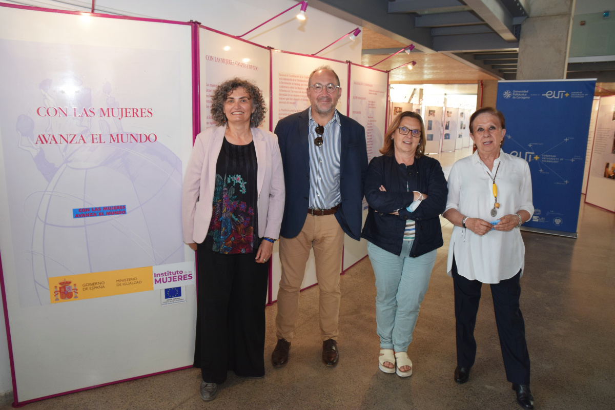 Beatriz Miguel, Luis Javier Lozano, Teresa Allepuz y María Dolores de Miguel, hoy en la exposición.