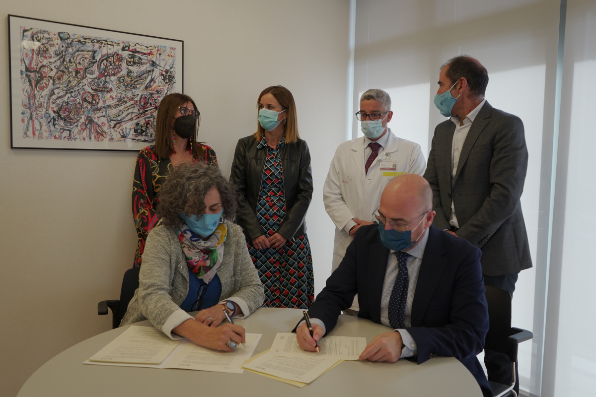 La rectora y el gerente del SMS firmando el convenio de creación del Laboratorio de Investigación, Desarrollo e Innovación en Tecnologías Biomédicas (LIDiTeB).