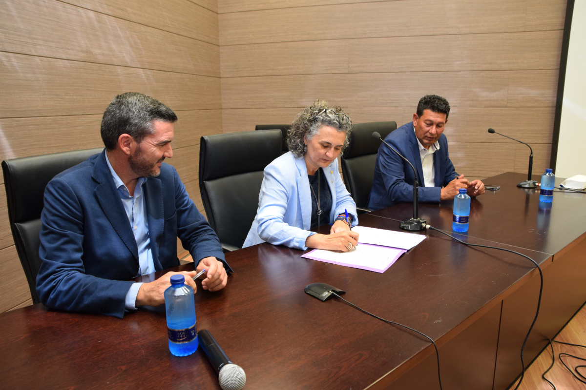 La rectora firmando el convenio junto al consejero de Agricultura y el presidente de la Comunidad de Regantes del Campo de Cartagena.