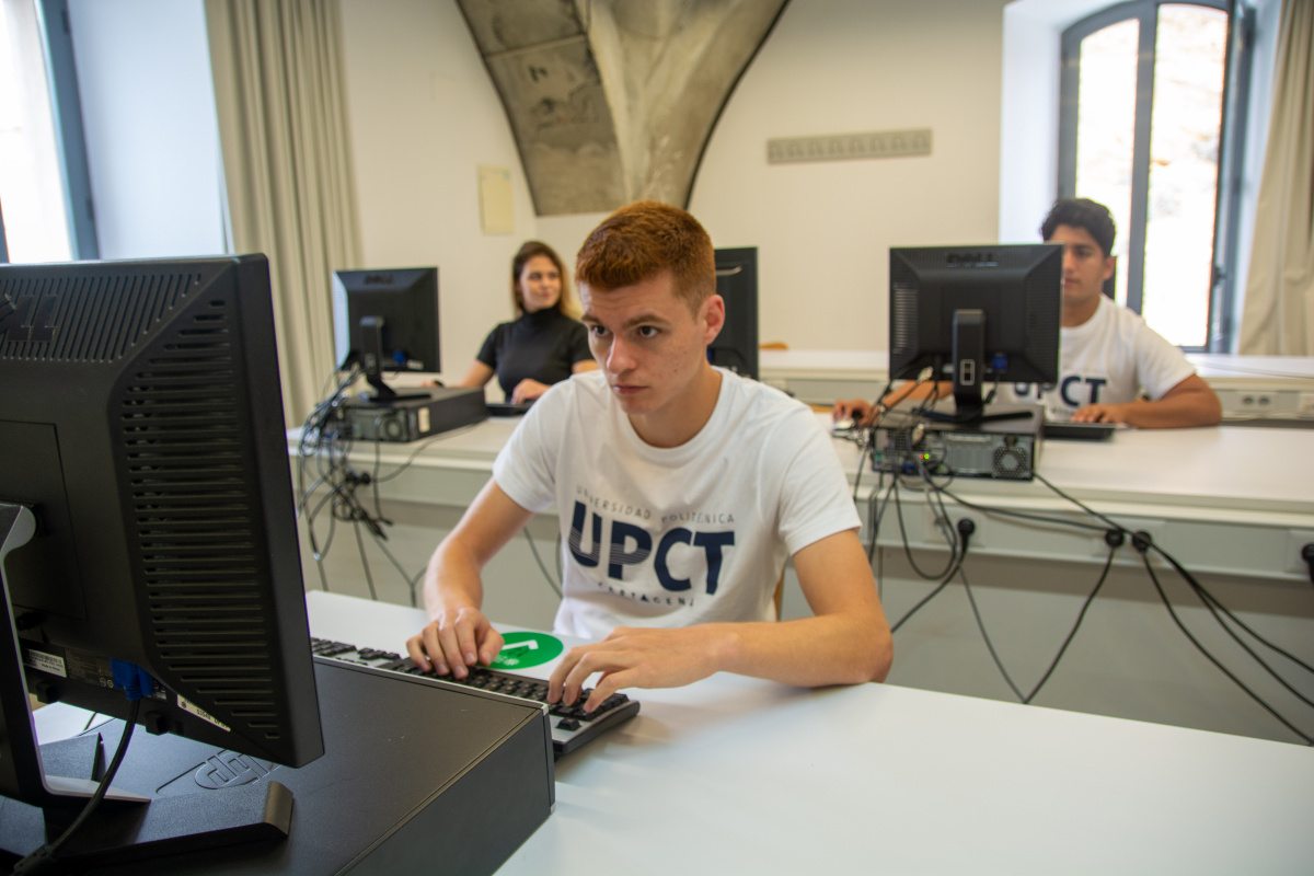 Alumnos en un aula informática de la UPCT.