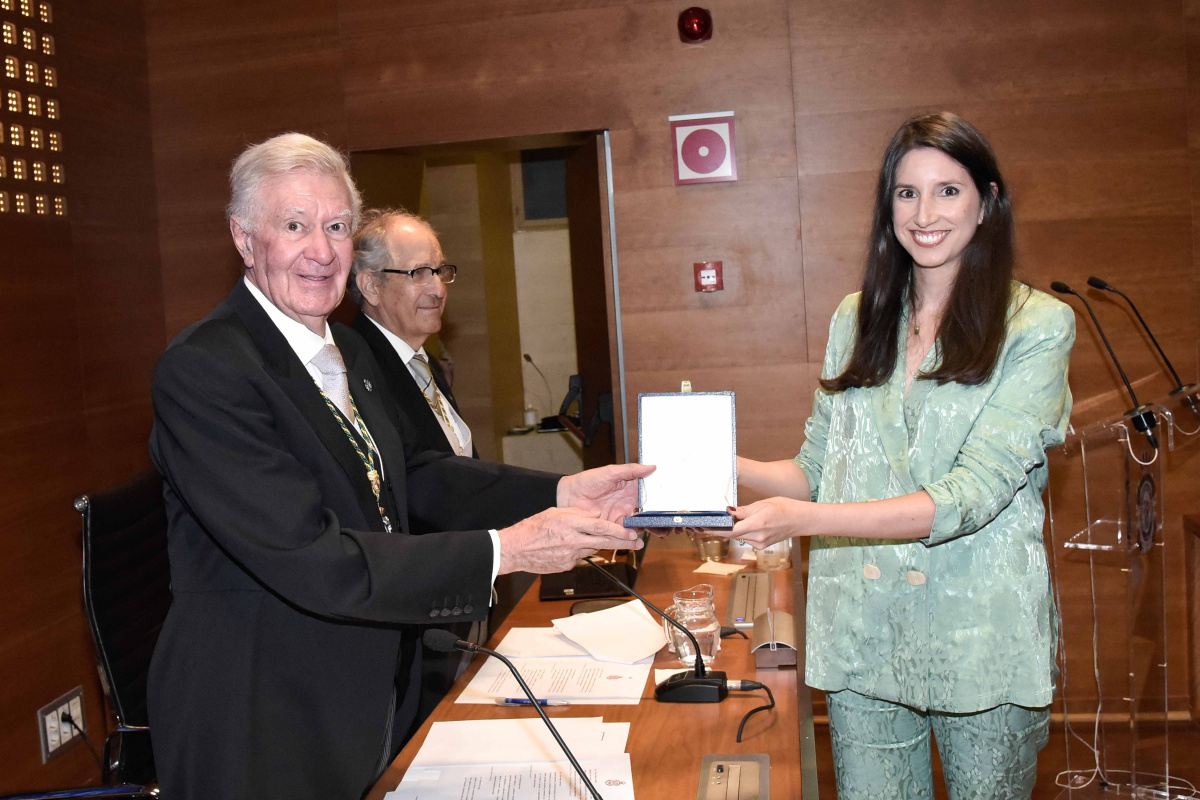 Natalia Falagán recogiendo su premio de manos de Antonio Colino, presidente de la Real Academia de Ingeniería.
