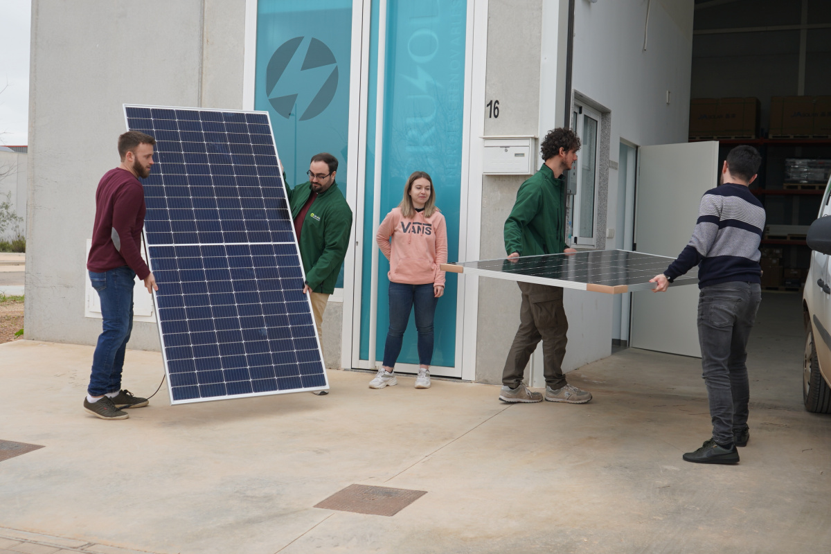 Los fundadores y otros tres trabajadores de Crusol, egresados todos de la UPCT, con los paneles solares que instalan.