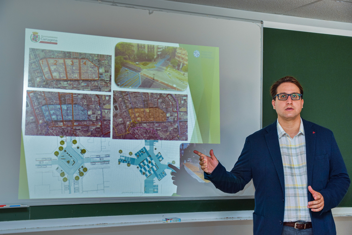 El profesor García-Ayllón mostrando algunos de los diseños que se barajan para la zona de bajas emisiones.
