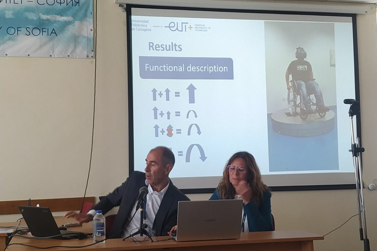 Isidro Ibarra y Lola Ojados presentando Inclusion VR en Bulgaria.