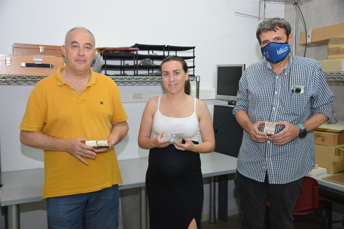 Juan Hinojosa, Clara Máximo y Alejandro Álvarez con los dispositivos desarrollados en la tesis.
